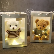 จัดส่งทันทีกล่องของขวัญตุ๊กตาหมี พร้อมไฟ LED ของขวัญวันวาเลนไทน์ของขวัญสำหรับเด็กผู้หญิง ของเล่นตุ๊กตา หมีตุ๊กตา เสื้อผ้าหมี（สุ่ม）