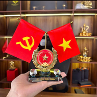 Cờ Việt Nam gắn xe ô tô cờ để taplo xe ô tô bàn làm việc tặng kèm nước hoa và miếng dán chống trượt