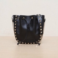 VALENTINO 抽繩水桶包黑色牛皮肩背包