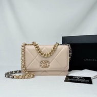 CHANEL 19 淺奶茶色woc鏈帶包