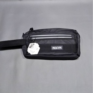 Mcm V Hand Bag