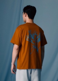 คร็อคโคไดล์เสื้อยืดคอกลมแขนสั้นสีน้ำตาลพัมกิ้นสไปซ์ทรงโอเวอร์ไซส์ฟิตพร้อมลายกราฟฟิก  CROCODILE PUMPK