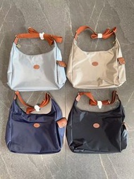 Longchamp Le Pliage Hobo（王菲同款郵差包） 防水面料+棕色牛皮配皮，可以放13‑14吋電腦💻側邊小口袋size-35x38高12厚