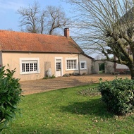 โรงแรม Maison équipée dans un beau et vaste jardin, à 10 mn du circuit des 24H00 - Guécélard