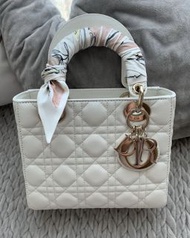 白色四格Lady Dior