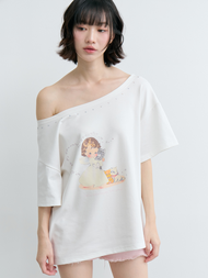 HEARTEYES - OFF SHOULDER TEE - ANGEL | เสื้อยืด ปาดไหล่ ลายนางฟ้า
