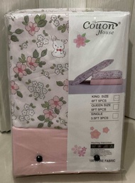 ผ้าปูที่นอนลายดอกไม้ แบรนด์ Cotton House รุ่นผ้าไข่มุกญี่ปุน ขนาด 6 ฟุต 5 ฟุต 3.5ฟุต มี 5 ชิ้น ปลอกห