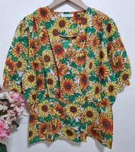 Saw sz เสื้อคอวีลายดอก แขนสั้น แขนตุ๊กตา ต่อลำตัว แต่งกระดุมลำตัว  ผ้าไหมอิตาลี เสื้อแฟชั่น เสื้อใส่