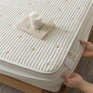 100%Waterproof Mattress Protector, Breathable, Noiseless Super Soft Mattress Cover Comes with Single/Queen/King Size