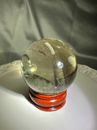 1080. 黃水晶球 (偏茶黃，高清款，帶藍針，有隱山)「財富之石 聚財偏財 意外之財 鎮宅平安」#771080 – 3.95cm