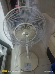 故障。有時可動。有時不動。九成新。無搖控TELEFUNKEN 德律風根16吋 微電腦定時遙控立扇 DC直流 TF-16DC
