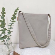 無華系列帆布斜背包/肩背包/A4適用書包/燕麥灰/預購中
