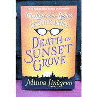 《ORIGINAL PRELOVED NOVEL》Minna Lindgren - DEATH IN THE SUNSET GROVE : The Lavender Ladies Detective 