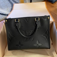 👜LV路易威登｜onthego老花壓紋黑色小號tote｜99新芯片款