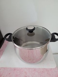 Meyer 不銹鋼湯煲。（直徑24cm×高18cm）