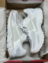 Nike Zoom Vomero 5 白色運動鞋