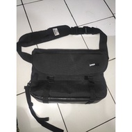 The original prelove PEEPS brand sling bag has minuses