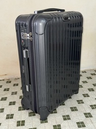 RIMOWA 絕版立體金屬Logo標誌 經典灰黑光澤感外觀 Salsa Deluxe 系列22吋最大可手提上飛機的行李箱