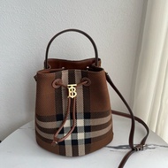 Burberry 棕色針織格紋手提兩用水桶包