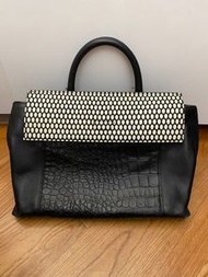 Rouge and lounge bag