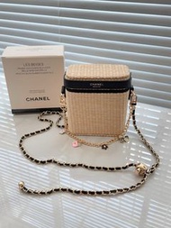 專櫃贈品🎁香奈兒（Chanel）每年夏季推出的限量版美妝禮盒附贈包🤎數量有限‼️售完即止
⭐️訂咗嘅朋友，個個收到都話靚🤭問咗供應商啦！而家暫時仲可以訂丫，唔好錯過啦✌🏻

➕️精選好物推介➕️正品正