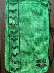 Arena 螢光綠色網狀游泳袋