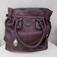 Tod's D Bag 酒紅色皮革手袋。