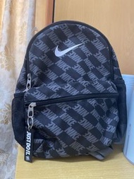 ［全新］Nike 背包Backpack Black Grey All Over Logo Just Do It Tag