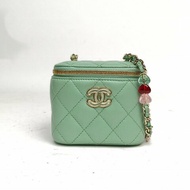 CHANEL 綠色羊皮鐳射標金扣23P方盒子化妝包帶鏡子10琺瑯愛心皮穿鏈肩背包