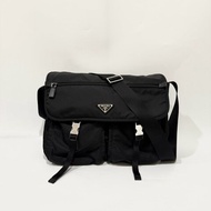 PRADA黑色尼龍中款下蓋雙釦郵差包