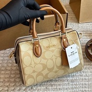 COACH 全新 最新款 Rowan Mini Boston Bag｜奶茶拼色 Logo 系列 手提斜揹包 女裝