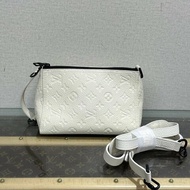 LV 白色老花壓紋肩背斜背三角包 22*14*14 98新 配件塵袋