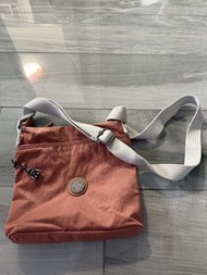 全新 Kipling 斜孭袋