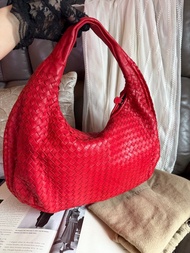 多年正版正貨商標門市現貨 可免息分期 classic Bottega veneta hobo bag 編織 red 紅色 大袋 輕身 超經典 bag 和尚袋 袋 罕有 bv 袋日本中古  中古 中古袋