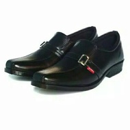 SEPATU PANTOFEL PRIA KICKERS
