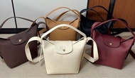 今年最心儀的一款😍Longchamp Le Cadence水桶包 五色，黑色，棕色，酒紅，白色，褐色 尺寸：18*12*23開口處長26 (預訂2-3星期）