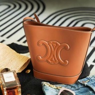 CELINE - 焦糖色牛皮 CUIR TRIOMPHE凱旋門水桶包╻小號