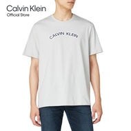 [999.-] CALVIN KLEIN เสื้อยืดคอกลมแขนสั้นผู้ชาย 20S Curved Logo ทรง Regular รุ่น 4RB849G 6XU - สีเทา