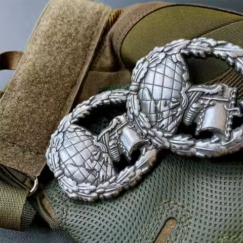 Portable Retro Eagle Metal Badge 3D Embossed Vintage Brooch Pin Anti-Rust Weatherproof Emblem Univer