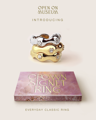 Open on Museum - Crown Signet Ring แหวนเงินแท้ทรงหยักประดับด้วยพลอย 3 เม็ด รอบวง