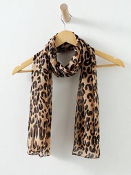 1條豹紋圍巾,時尚設計,適合出門穿搭使用