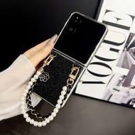 內地直送 - 高级感电镀闪粉珍珠皮条手链适用三星手机壳新款全包华为小米摩托罗拉折叠屏保护套闪粉加珍珠手链Oppovivo高级感轻奢女士外壳-黑色 三星Galaxy Z Flip3