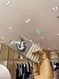 🆕 Tory Burch 新款龍年限定卡包～ 官網售1600的卡包～這款是龍年紀念款！ 正品連盒🎁 卡套卡包配拉鏈多個卡位👍🏻 龍年卡包～祥雲神龍設計，寓意帶來繁榮與好運💖 Size：8.5x13.2