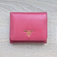 Prada pink wallet 普拉達經典款粉紅桃紅三折金扣短皮夾 錢包 （二手）不議價。