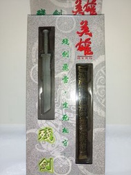 絕絕版200X年🌠港漫畫刀劍兵器
《🏌英雄電影》
◀️梁朝偉🗡殘劍°連劍鞘 原色▶️

＜馬榮成 張藝謀＞

【絕對💯%正版】
🌀劍身連鞘 長5.5寸
🆕全新★妥善保養■包膠封存◎

➖🉑交換^~^➖