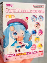 現貨🩵 (款式隨機) 正版 BANDAI Q版雪初音未來公仔 盲盒公仔 鏡音鈴公仔/鏡音連公仔 /巡音公仔 /KAITO公仔/ MEIKO公仔 盲盒玩具擺設  動漫周邊 人物角色玩具  盲抽公仔 生日