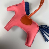 HERMES 粉色Rodeo PM 小馬吊飾