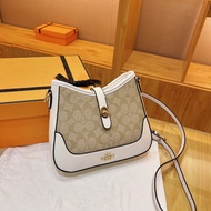 Coach Classic Casual Classy One-Shoulder Messenger Bag Simple Casual All-Match Handbag Size 25 * 21 * 7cm SY