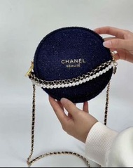 Chanel✨聖誕限定圓形化妝包鏈條款🤍Chanel Christmas Limited Edition Round Cosmetic Bag with Chain🤍Beauty專櫃贈品 size :