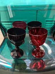 紅黑玻璃杯四只（九成新，共港幣100元）